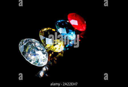 Gruppe schöne Diamond am blau rot gelb und klar auf isolierte schwarze Hintergrund Stockfoto