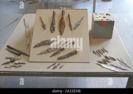 Sammlung von Dolche, Messer und Speere in Glasvitrinen Gehäuse, Nationalen Archäologischen Museum Djerdap, Kladovo, Serbien. Stockfoto