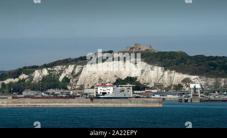 Dover Kent England. Die weißen Klippen gesehen von einem Kreuz chanel Fähre nach Frankreich. Sept 2019 Stockfoto