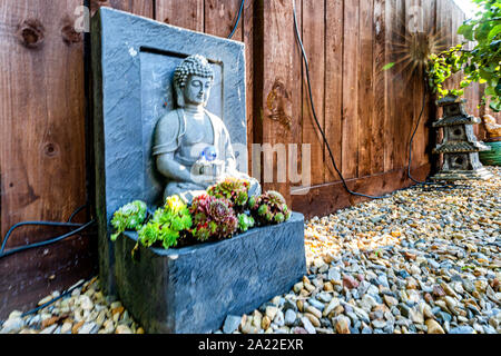 Buddha Statue in Landschaft Garten, Stokelsy, North Yorkshire, England, Großbritannien Stockfoto