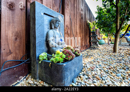 Buddha Statue in Landschaft Garten, Stokelsy, North Yorkshire, England, Großbritannien Stockfoto