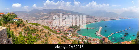 Panorama von Alanya, Blick auf den Hafen von der Burg von Alanya, Türkei Stockfoto