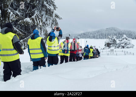 2019, 26. Januar, Bulgarien. Wettbewerber im XVI Welt Eisfischen Meisterschaft auf dem gefrorenen Wasser gehen. Selektiver Fokus Stockfoto