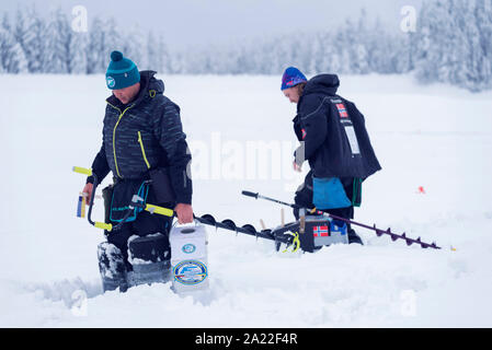 2019, 26. Januar, Bulgarien. Ukrainische und norwegischen Konkurrenten im XVI Welt Eisfischen Meisterschaft auf dem gefrorenen Wasser mit Ihrer Ausrüstung. Wählen Sie Stockfoto