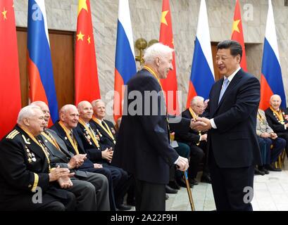 (190930)-BEIJING, Sept. 30, 2019 (Xinhua) - Xi Jinping erfüllt mit 18 Vertretern der russischen Veteranen, die beherzt auf dem Schlachtfeld im Nordosten Chinas während der anti-japanischen Krieg gekämpft und in Russlands Großen Vaterländischen Krieg in Moskau, Russland, 8. Mai 2015. Gehen mit "Xi Fokus: Xi Jinping und Chinas neue Ära" (Xinhua/Rao Aimin) Stockfoto