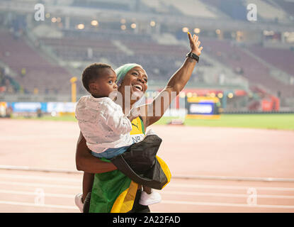 Doha, Katar. 29 Sep, 2019. Jubel Sieger Shelly-Ann Fraser - PRYCE (JAM/Platz 1) mit ihrem Sohn Zyon in ihren Armen, Schoß Ehre. Frauen Finale 100 m, am 29.09.2019 Leichtathletik WM 2019 in Doha/Katar, vom 27.09. - 10.10.2019. | Verwendung der weltweiten Kredit: dpa/Alamy leben Nachrichten Stockfoto