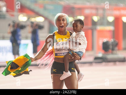 Doha, Katar. 29 Sep, 2019. Jubel Sieger Shelly-Ann Fraser - PRYCE (JAM/Platz 1) mit ihrem Sohn Zyon in ihren Armen, Schoß Ehre. Frauen Finale 100 m, am 29.09.2019 Leichtathletik WM 2019 in Doha/Katar, vom 27.09. - 10.10.2019. | Verwendung der weltweiten Kredit: dpa/Alamy leben Nachrichten Stockfoto