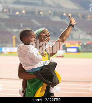 Doha, Katar. 29 Sep, 2019. Jubel Sieger Shelly-Ann Fraser - PRYCE (JAM/Platz 1) mit ihrem Sohn Zyon in ihren Armen, Schoß Ehre. Frauen Finale 100 m, am 29.09.2019 Leichtathletik WM 2019 in Doha/Katar, vom 27.09. - 10.10.2019. | Verwendung der weltweiten Kredit: dpa/Alamy leben Nachrichten Stockfoto