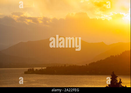 Sonnenuntergang über Garda, Bardolino, Provinz Verona, Venetien, Italien Stockfoto