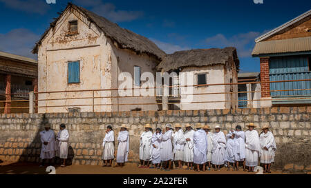 Ich habe einen Sonntag morgen eine Messe in Soatanana, Madagaskar, das weiße Dorf aufgrund der Farbe der Kleidung der Gläubigen dort angerufen... Stockfoto