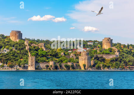 Roumeli Hissar Schloss am Ufer des Bosporus, Istanbul, Türkei Stockfoto