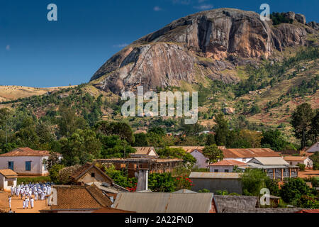 Ich habe einen Sonntag morgen eine Messe in Soatanana, Madagaskar, das weiße Dorf aufgrund der Farbe der Kleidung der Gläubigen dort angerufen... Stockfoto