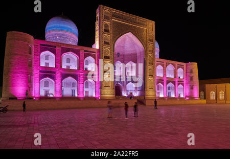 Bunt beleuchtete Ensemble von Mir - ich Arab-Madressa Kalyan-Mosque und Minarett, Buchara, Usbekistan, in Zentralasien Stockfoto