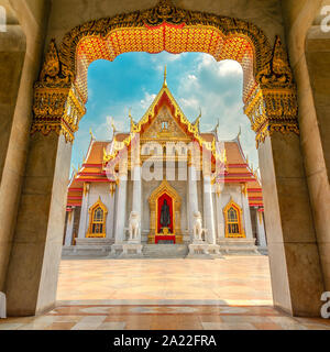 Tolles Foto aus Marmor Tempel Bangkoks. Fantastisches Rahmen, Wat Benchamabophit Dusitvanaram Rajawarawiharn. Asien, Thailand, Bangkok Stockfoto