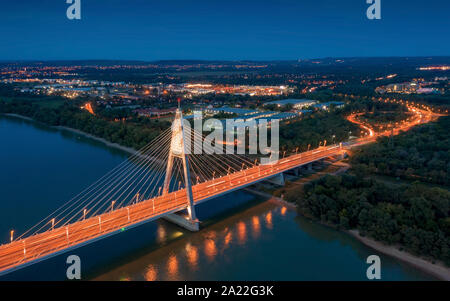 Luftaufnahmen form Megyeri Brücke. Budapest Ungarn. Transport. City lights Stockfoto