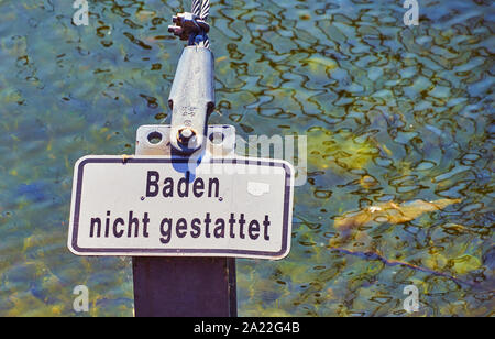 Vor einem See mit klarem Wasser reinigen und die Inschrift: Baden nicht erlaubt, in deutscher Sprache Stockfoto