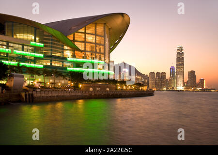 Hongkong, China - Hong Kong Convention & Exhibition Centre Gebäude und Skyline ofVictoria Hafen. Stockfoto