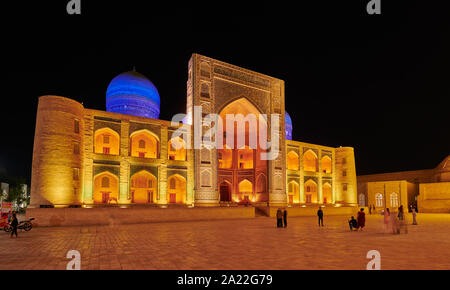 Bunt beleuchtete Ensemble von Mir - ich Arab-Madressa Kalyan-Mosque und Minarett, Buchara, Usbekistan, in Zentralasien Stockfoto