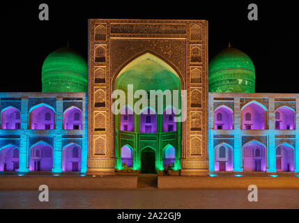 Bunt beleuchtete Ensemble von Mir - ich Arab-Madressa Kalyan-Mosque und Minarett, Buchara, Usbekistan, in Zentralasien Stockfoto