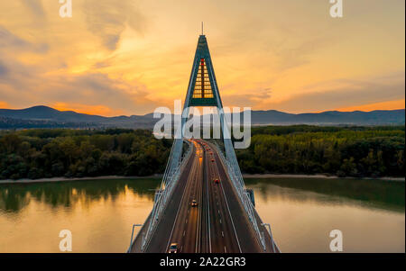 Luftaufnahmen form Megyeri Brücke. Budapest Ungarn. Transport. City lights Stockfoto