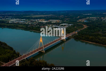 Luftaufnahmen form Megyeri Brücke. Budapest Ungarn. Transport. City lights Stockfoto