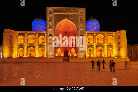 Bunt beleuchtete Ensemble von Mir - ich Arab-Madressa Kalyan-Mosque und Minarett, Buchara, Usbekistan, in Zentralasien Stockfoto