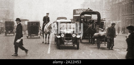 Der erste weiße Linie, die in einem Londoner Straße als ein Experiment in der Lösung der Verkehrsprobleme, 1924 festgelegt werden. Aus dem Festzug des Jahrhunderts, veröffentlicht 1934. Stockfoto