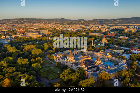 Széchenyi Thermalbad im City Park, Budapest, Ungarn mit Schloss Vajdahunyad und Wald Stockfoto