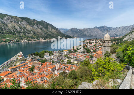 Blick über die Bucht von Kotor aus der Festung in Kotor Montenegro Stockfoto