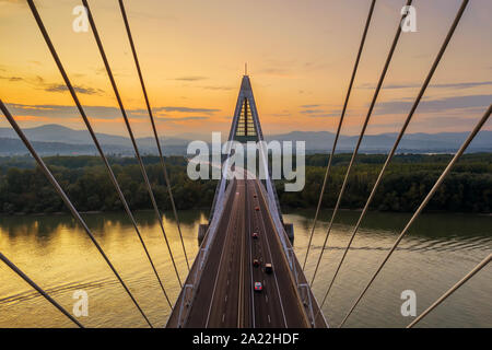 Luftaufnahmen form Megyeri Brücke. Budapest Ungarn. Transport. City lights Stockfoto