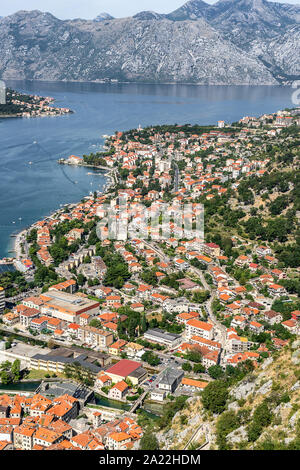 Blick über die Bucht von Kotor aus der Festung in Kotor Montenegro Stockfoto