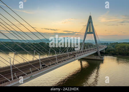 Luftaufnahmen form Megyeri Brücke. Budapest Ungarn. Transport. City lights Stockfoto