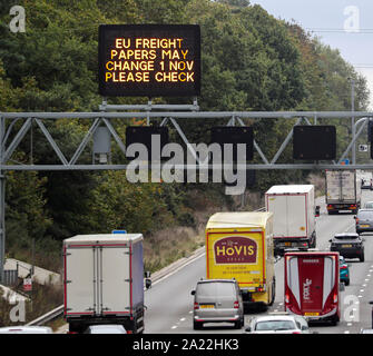 Eine matrix Schild über die Autobahn M3 in der Nähe von Camberley, Surrey, wärmt die Autofahrer über EU Frachtpapiere kann vor Brexit ändern. Stockfoto