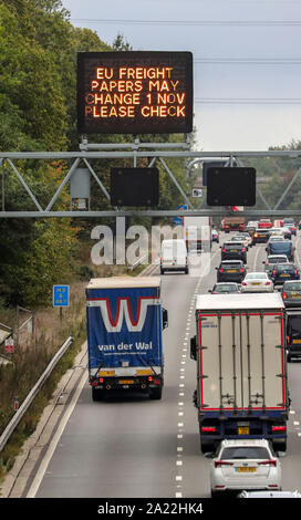 Eine matrix Schild über die Autobahn M3 in der Nähe von Camberley, Surrey, wärmt die Autofahrer über EU Frachtpapiere kann vor Brexit ändern. Stockfoto