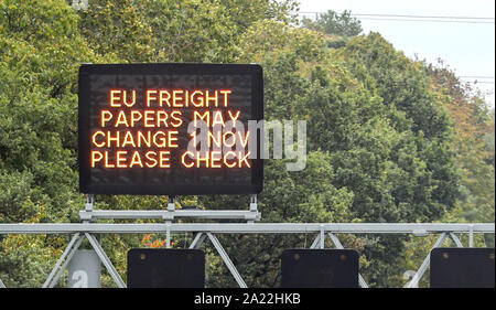 Eine matrix Schild über die Autobahn M3 in der Nähe von Camberley, Surrey, wärmt die Autofahrer über EU Frachtpapiere kann vor Brexit ändern. Stockfoto