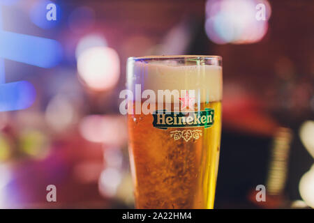 Ufa, Russland, 1. Juli, 2019 Heineken Barkeeper mit Bier in ein Glas Stockfoto