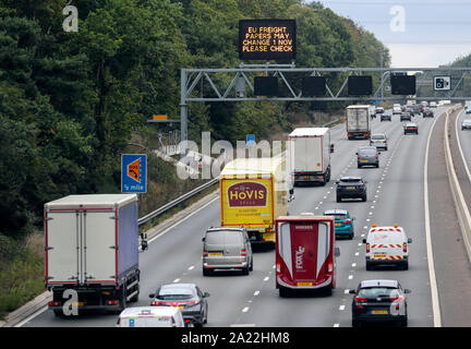 Eine matrix Schild über die Autobahn M3 in der Nähe von Camberley, Surrey, wärmt die Autofahrer über EU Frachtpapiere kann vor Brexit ändern. Stockfoto