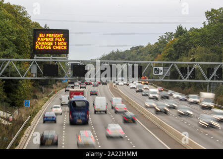 Eine matrix Schild über die Autobahn M3 in der Nähe von Camberley, Surrey, wärmt die Autofahrer über EU Frachtpapiere kann vor Brexit ändern. Stockfoto