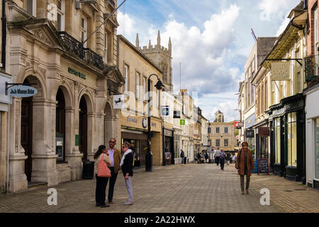 Ruhigen Fußgängerzone Straße mit Geschäften in der Innenstadt. High Street, Stamford, Lincolnshire, England, Vereinigtes Königreich, Großbritannien Stockfoto