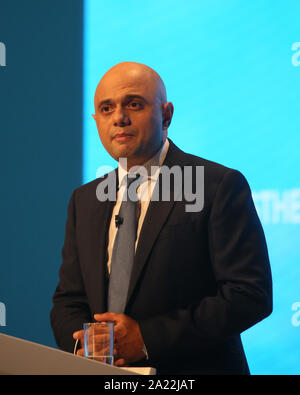 Manchester, Großbritannien. 30. September 2019. Tag zwei Der Tory-partei Konferenz mit der Schatzkanzler, Sajid Javid seiner Rede auf der Konferenz der Ministerpräsidenten Boris Johnson und Home Secretary Priti Patel besucht. Manchester, Lancashire, UK. Quelle: Barbara Koch/Alamy leben Nachrichten Stockfoto