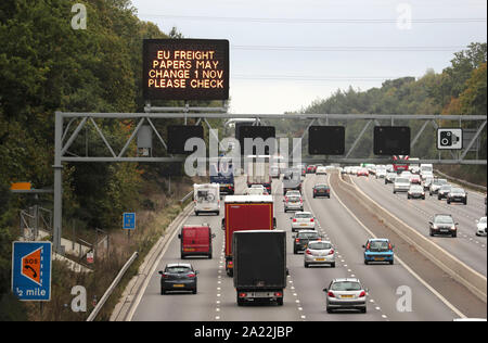 Eine matrix Schild über die Autobahn M3 in der Nähe von Camberley, Surrey, wärmt die Autofahrer über EU Frachtpapiere kann vor Brexit ändern. PA-Foto. Bild Datum: Montag, September 30, 2019. Photo Credit: Steve Parsons/PA-Kabel Stockfoto