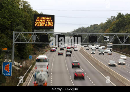 Eine matrix Schild über die Autobahn M3 in der Nähe von Camberley, Surrey, wärmt die Autofahrer über EU Frachtpapiere kann vor Brexit ändern. PA-Foto. Bild Datum: Montag, September 30, 2019. Photo Credit: Steve Parsons/PA-Kabel Stockfoto