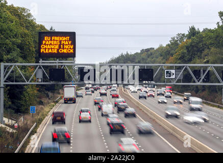 Eine matrix Schild über die Autobahn M3 in der Nähe von Camberley, Surrey, wärmt die Autofahrer über EU Frachtpapiere kann vor Brexit ändern. PA-Foto. Bild Datum: Montag, September 30, 2019. Photo Credit: Steve Parsons/PA-Kabel Stockfoto