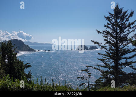 Der Blick auf den Süden von Cape Meares, Oregon. Drei Arch Felsen und Cape Lookout sichtbar Stockfoto