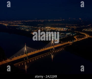 Luftaufnahmen form Megyeri Brücke. Budapest Ungarn. Transport. City lights Stockfoto