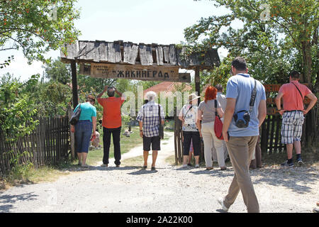 Touristen am Eingang zum Captain Misha Hill, Eco-Gallery Karapacos, untere Milanovac, Serbien. Stockfoto