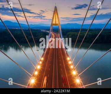 Luftaufnahmen form Megyeri Brücke. Budapest Ungarn. Transport. City lights Stockfoto