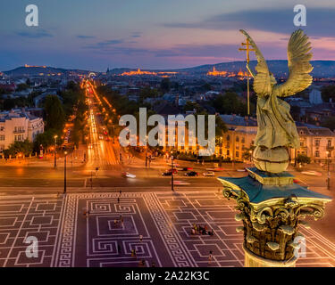 Andrassy Straße und Gabriel Arkangel in Budapest mit den Lichtern der Stadt. Sonnenuntergang Stimmung. Europa, Ungarn, Heldenplatz Stockfoto