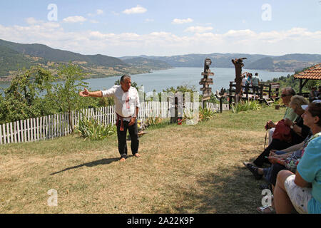 Host- und Reiseleiter mit Touristen auf Kapitän Misha Hill, Eco-Gallery Karapacos, untere Milanovac, Serbien. Stockfoto