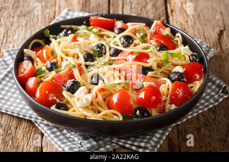 Vitamin frische griechische Pasta Spaghetti Salat mit Käse und Gemüse close-up auf einem Teller auf den Tisch. Horizontale Stockfoto